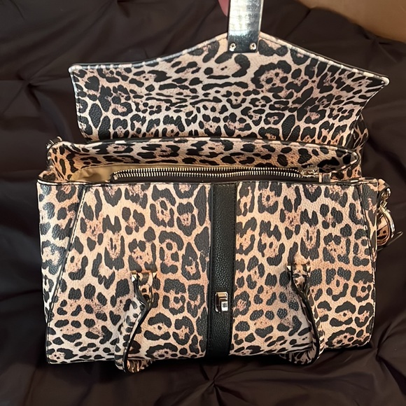 🖤CLEARANCE!!! Guess leopard shoulder bag🖤 - Picture 3 of 10
